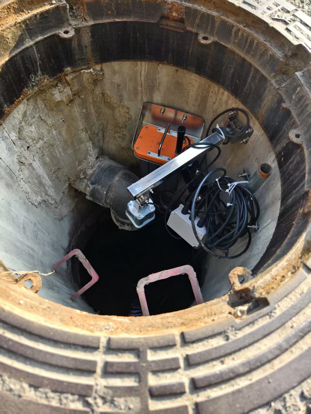 Manhole water level monitoring